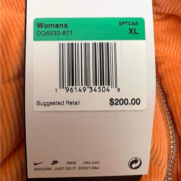 Nike Women’s Air Therma-Fit Winter Puffer Jacket - Picture 14 of 14